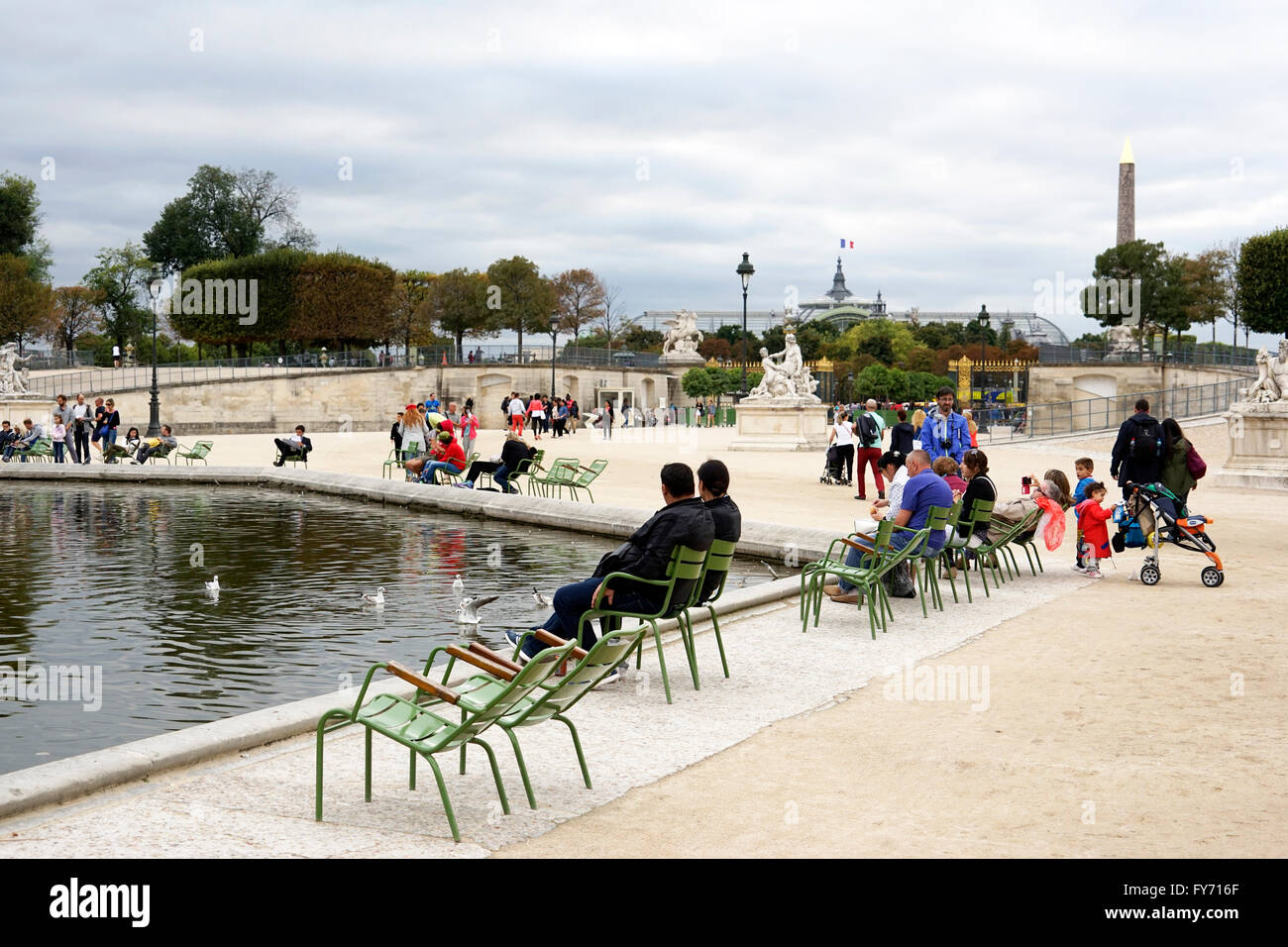 Visitatori relax presso il Grand Bassin inTuileries ottagonale giardino, Jardin des Tuileries, Parigi. Francia Foto Stock