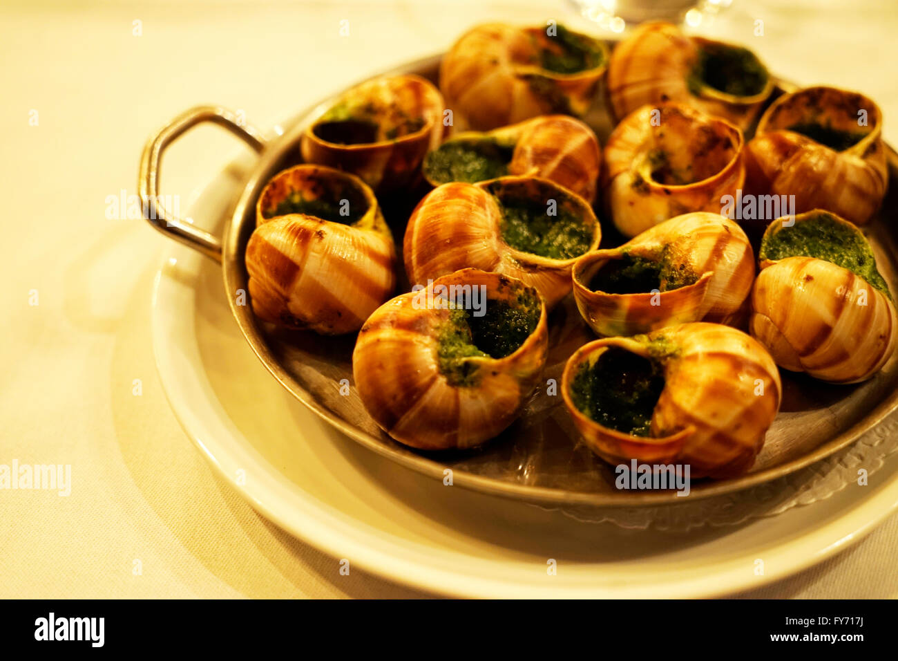 Alla borgogna lumache servita in L'Escargot Montorgueil ristorante a Les Halles, Parigi, Francia Foto Stock