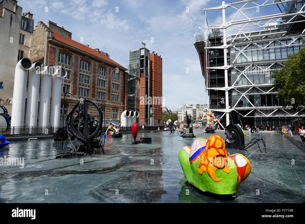Centro Georges Pompidou con Fontana Stravinsky in primo piano, Parigi, Francia Foto Stock