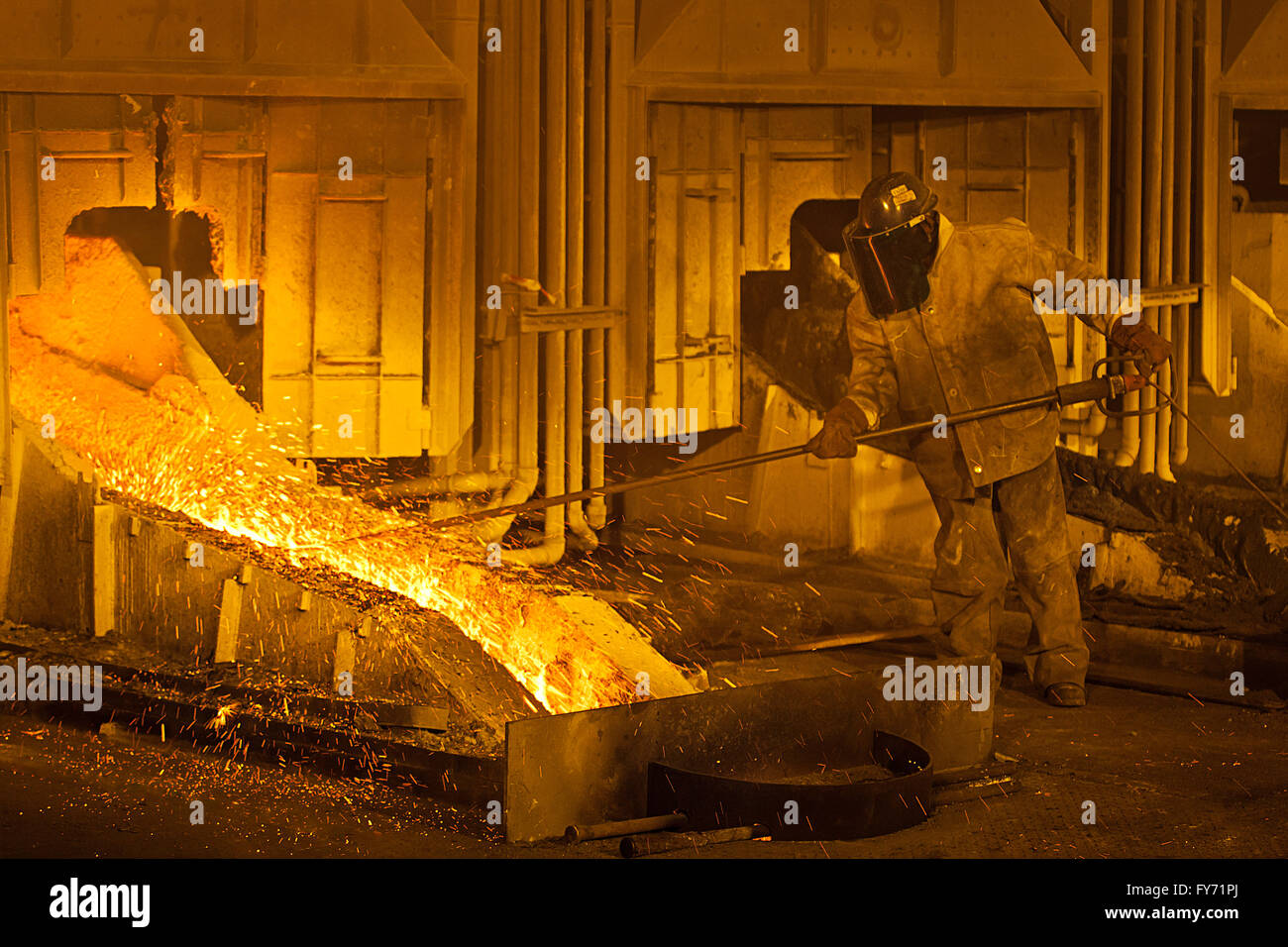 Lavorando con rame fuso, fonderia di rame Kansanshi Foto Stock