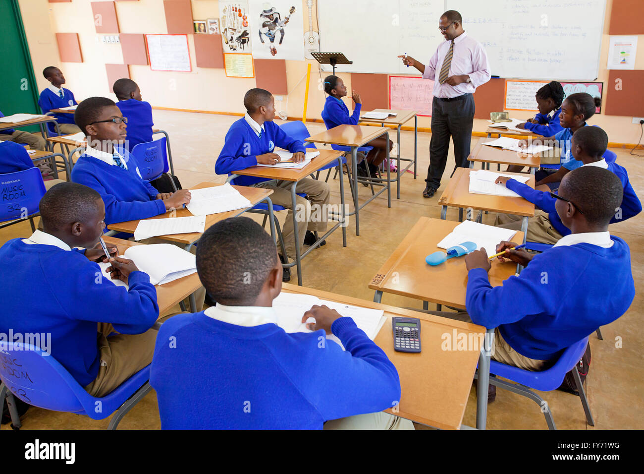 L insegnante e gli studenti, Sentinel Kabitaka scuola gli studenti, Solwezi, Zambia Foto Stock