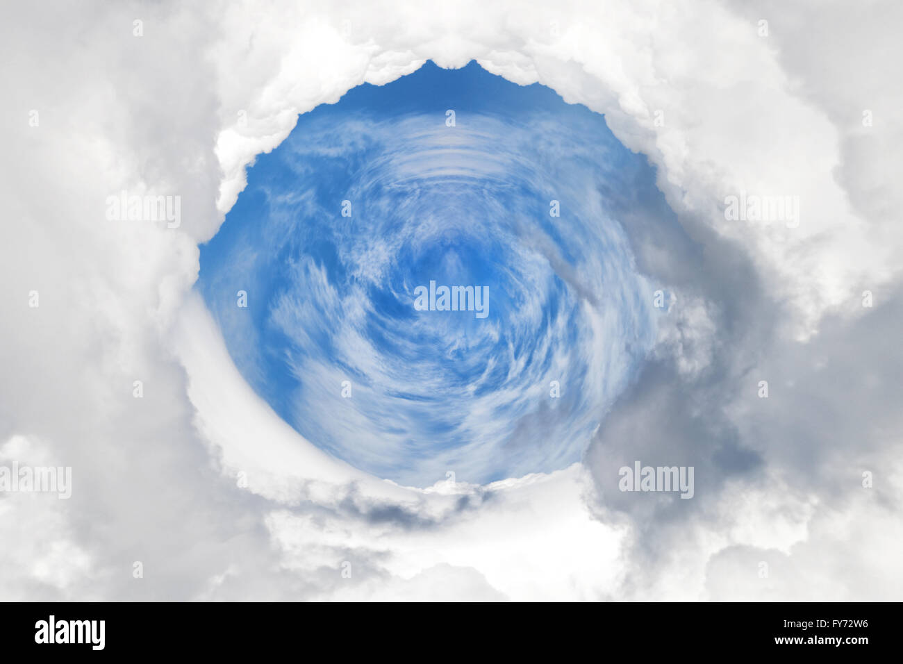 Fantasia nuvole sagomate come sfondo. Foto Stock