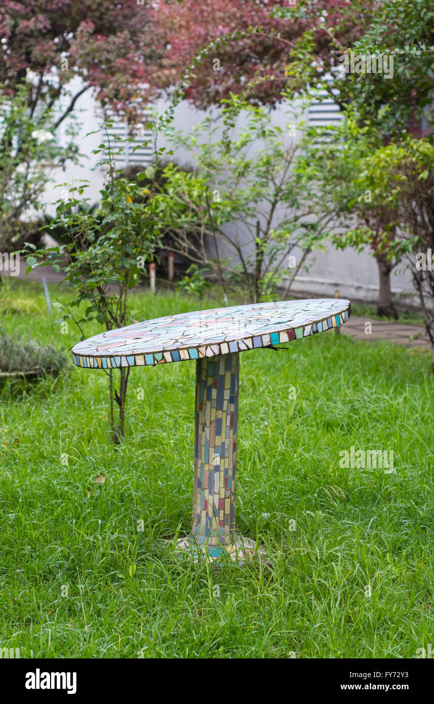 Crooked tavolo di pietra nel giardino Foto Stock