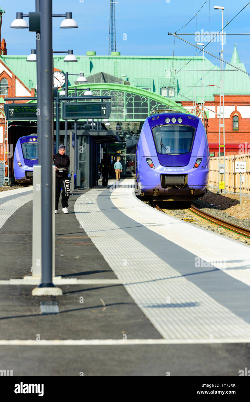 Trelleborg, Svezia - 12 Aprile 2016: viola treno passeggeri, modello X61, in piedi a metà strada nella stazione ferroviaria e uscite a metà strada Foto Stock