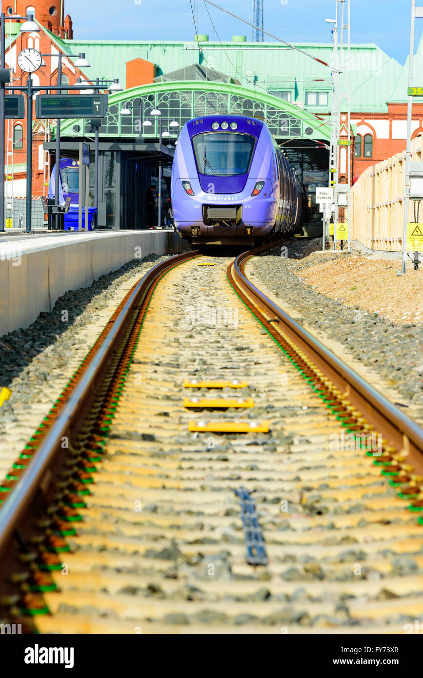 Trelleborg, Svezia - 12 Aprile 2016: viola treno passeggeri, modello X61, in piedi a metà strada nella stazione ferroviaria e uscite a metà strada Foto Stock