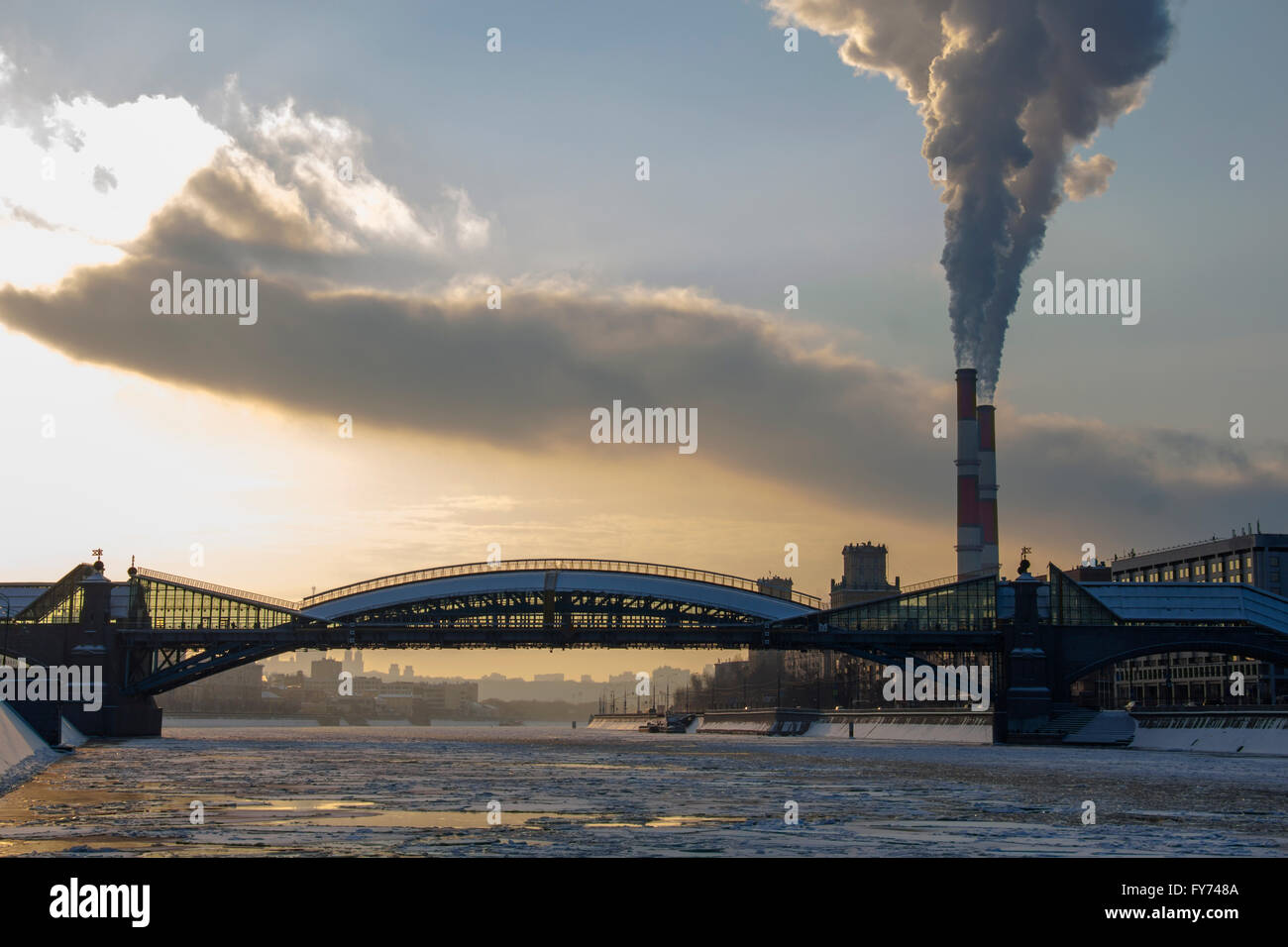 Fiume, congelate, ghiaccio, città, inverno, bianco, Foto Stock