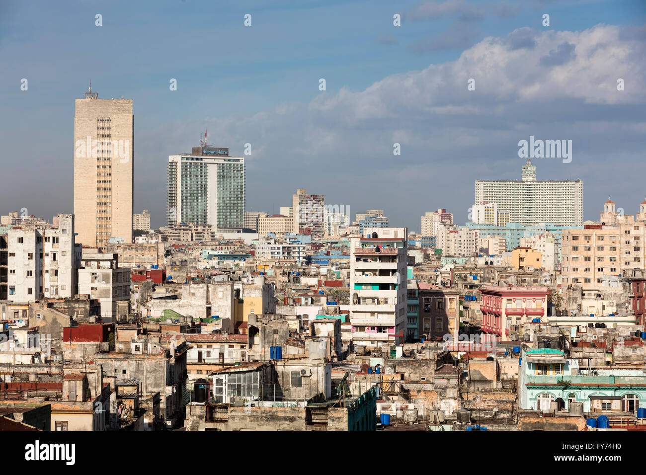 Vista di un moderno Havana Vedado e Havana Centrale visto dalla Vecchia Havana Foto Stock