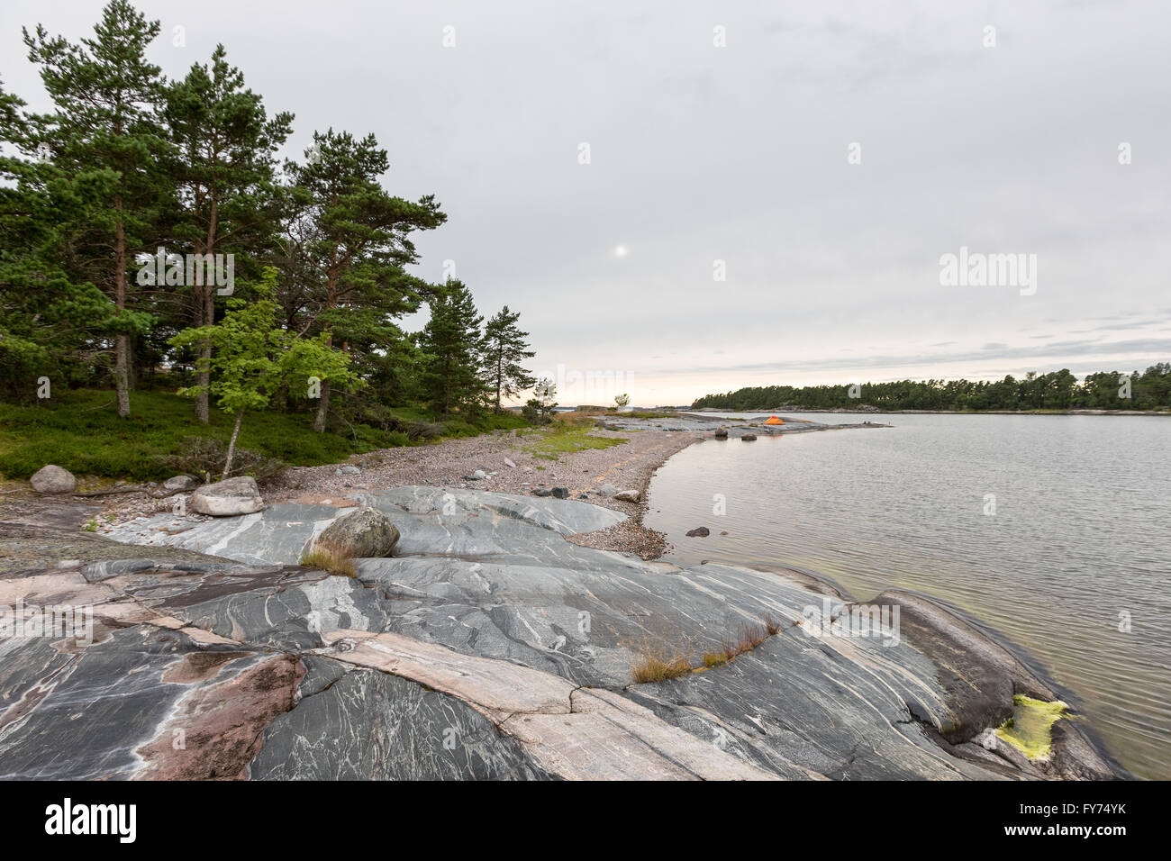 Nuvoloso serata estiva a Tjuvskär, Tammisaari, Finlandia, Europa, UE Foto Stock