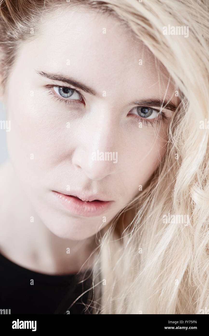 Donna con capelli lunghi biondi, ritratto Foto Stock