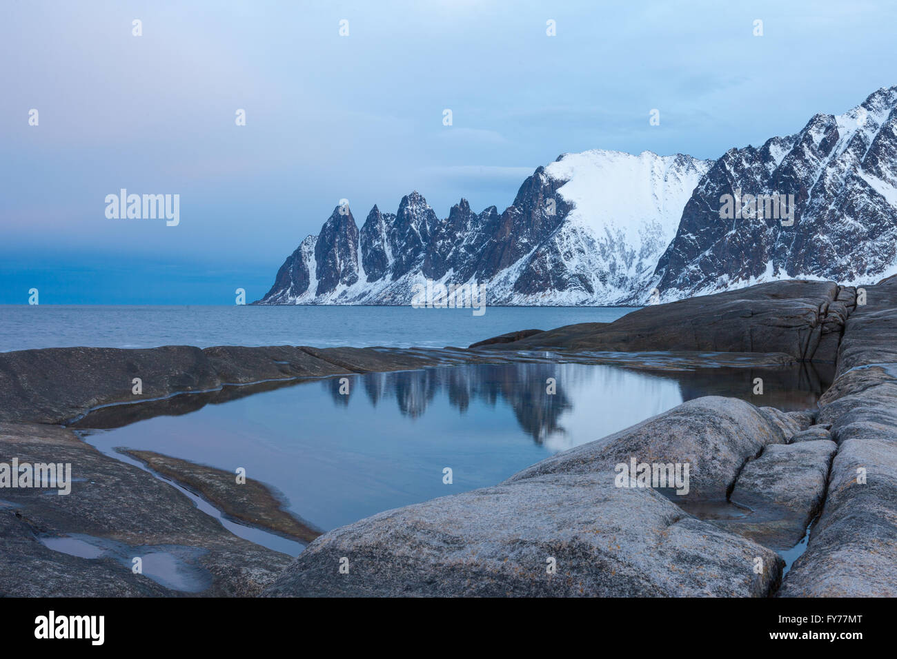 Costa scoscesa di un fiordo artica in Norvegia Foto Stock