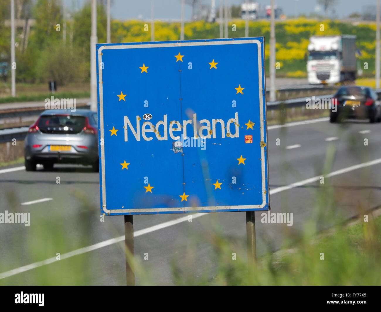 Attraversando il confine a Hazeldonk, Cars driving nei Paesi Bassi con Nederland segno Foto Stock