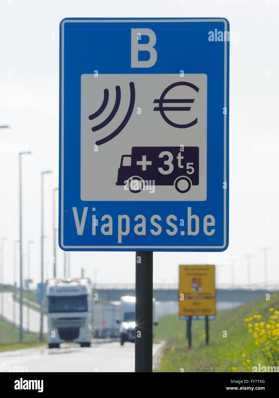 I carrelli guida in o attraverso il Belgio hanno bisogno di pagare una tassa, utilizzando l'electronic viapass sistema. Hazeldonk, Belgio Foto Stock