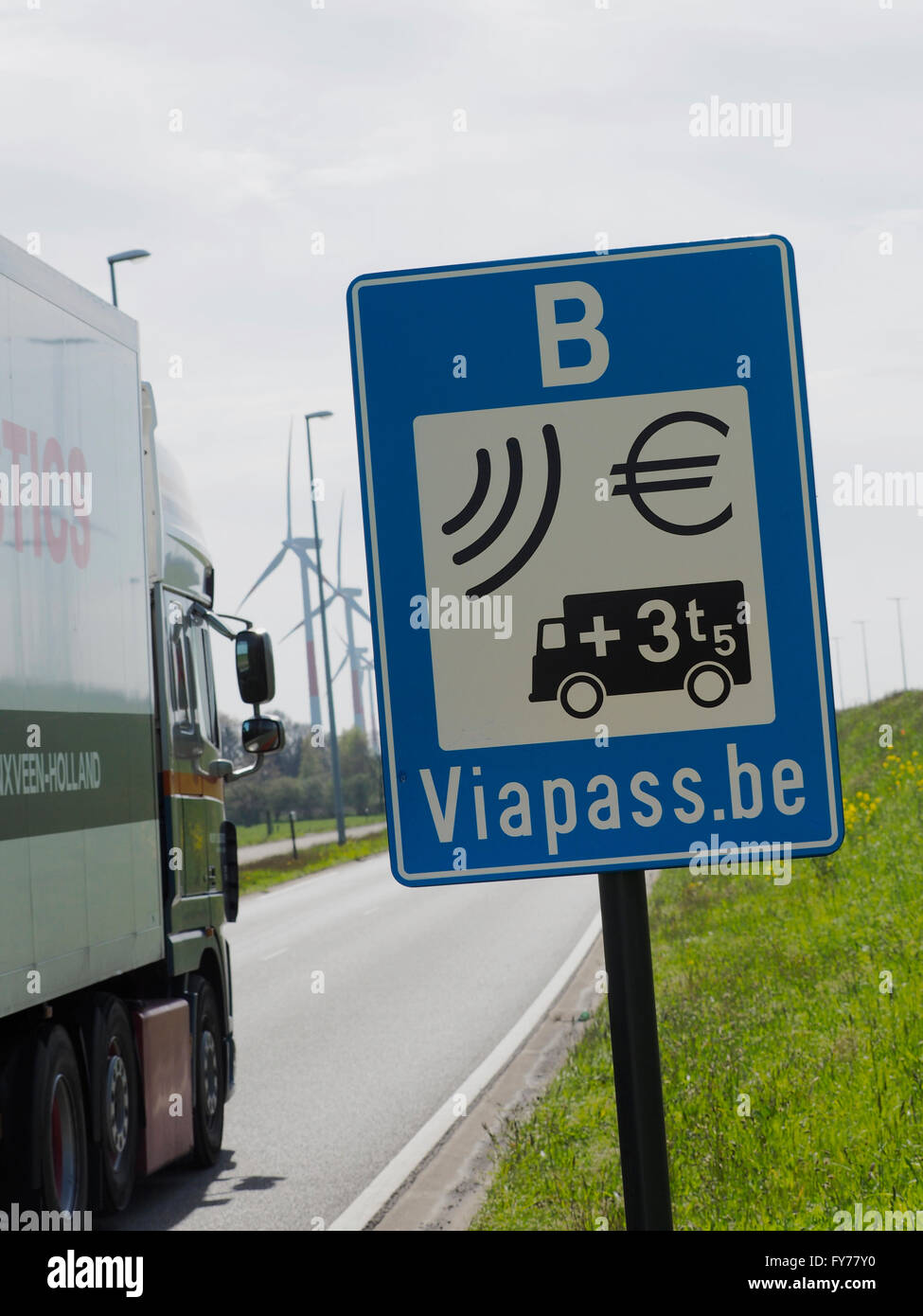 I carrelli guida in o attraverso il Belgio hanno bisogno di pagare una tassa, utilizzando l'electronic viapass sistema. Hazeldonk, Belgio Foto Stock