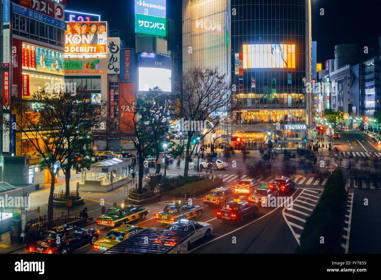 TOKYO, Giappone - 12 gennaio 2016: pedoni attraversano in Shibuya Crossing. Si tratta di uno dei più famosi del mondo crosswalks scramble Foto Stock