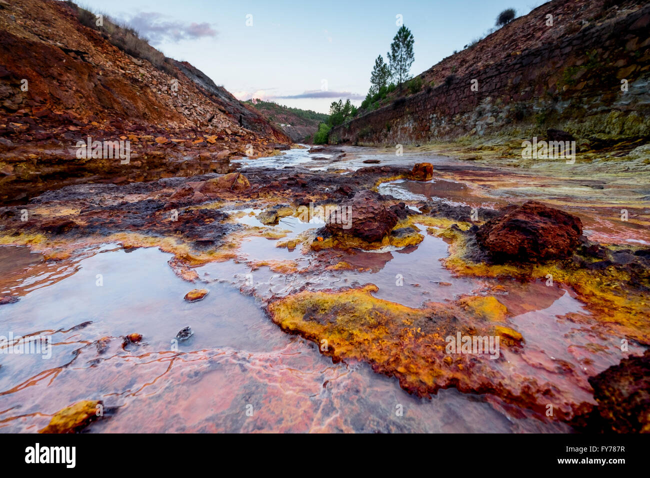 Rio Tinto - fiume con acqua rossa perché hanno un sacco di ossido di ferro. Spagna. Foto Stock