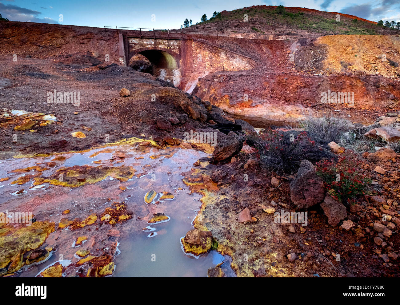 Rio Tinto - fiume con acqua rossa perché hanno un sacco di ossido di ferro. Spagna. Foto Stock