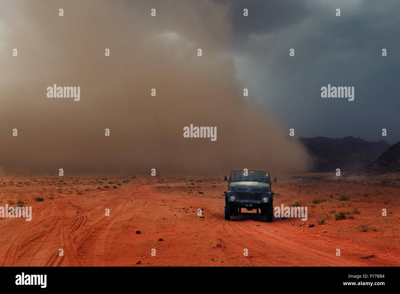 Tempesta di sabbia nel Wadi Rum desert Foto Stock