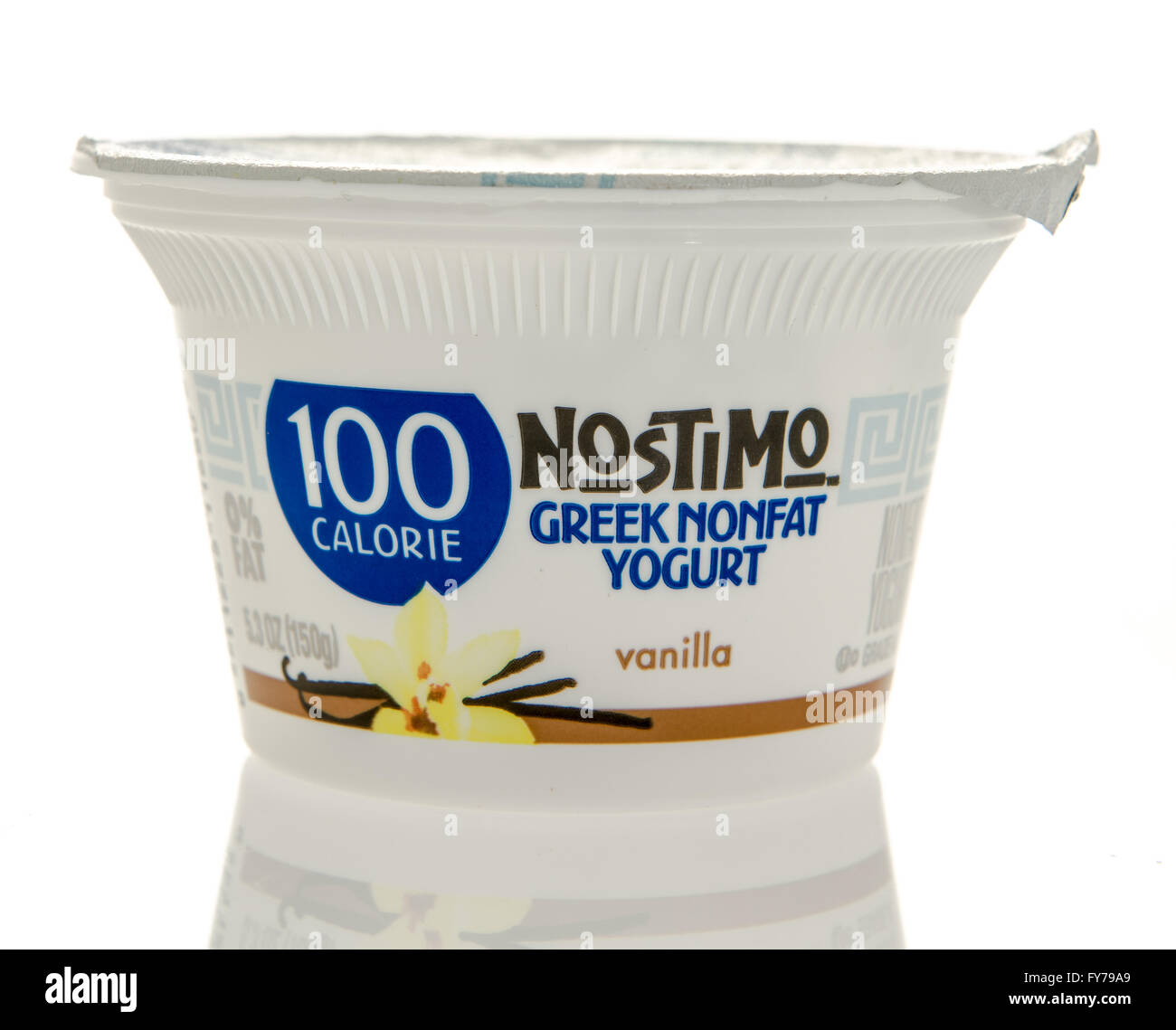 Winneconne, WI - 26 Feb 2016: contenitore di Nostimo lo yogurt greco in aroma di vaniglia. Foto Stock