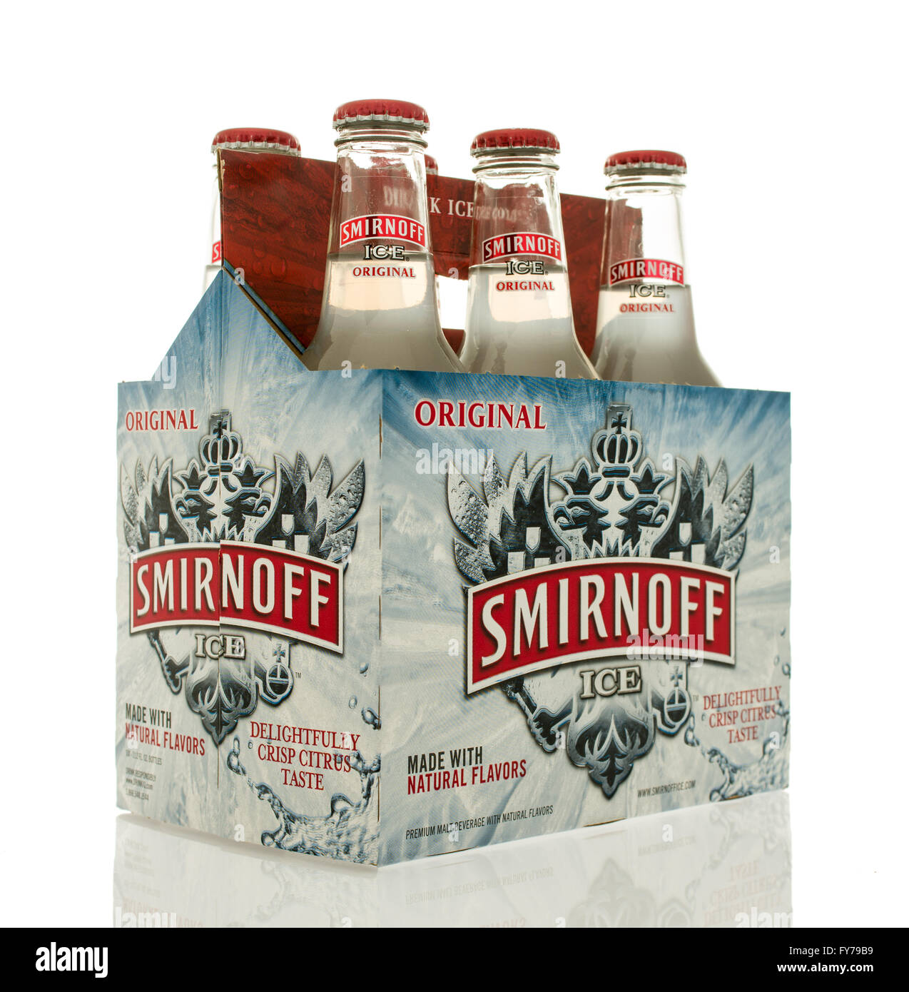 Winneconne, WI - 2 Marzo 2016: Un six pack di Smirnoff Ice nel sapore originale. Foto Stock
