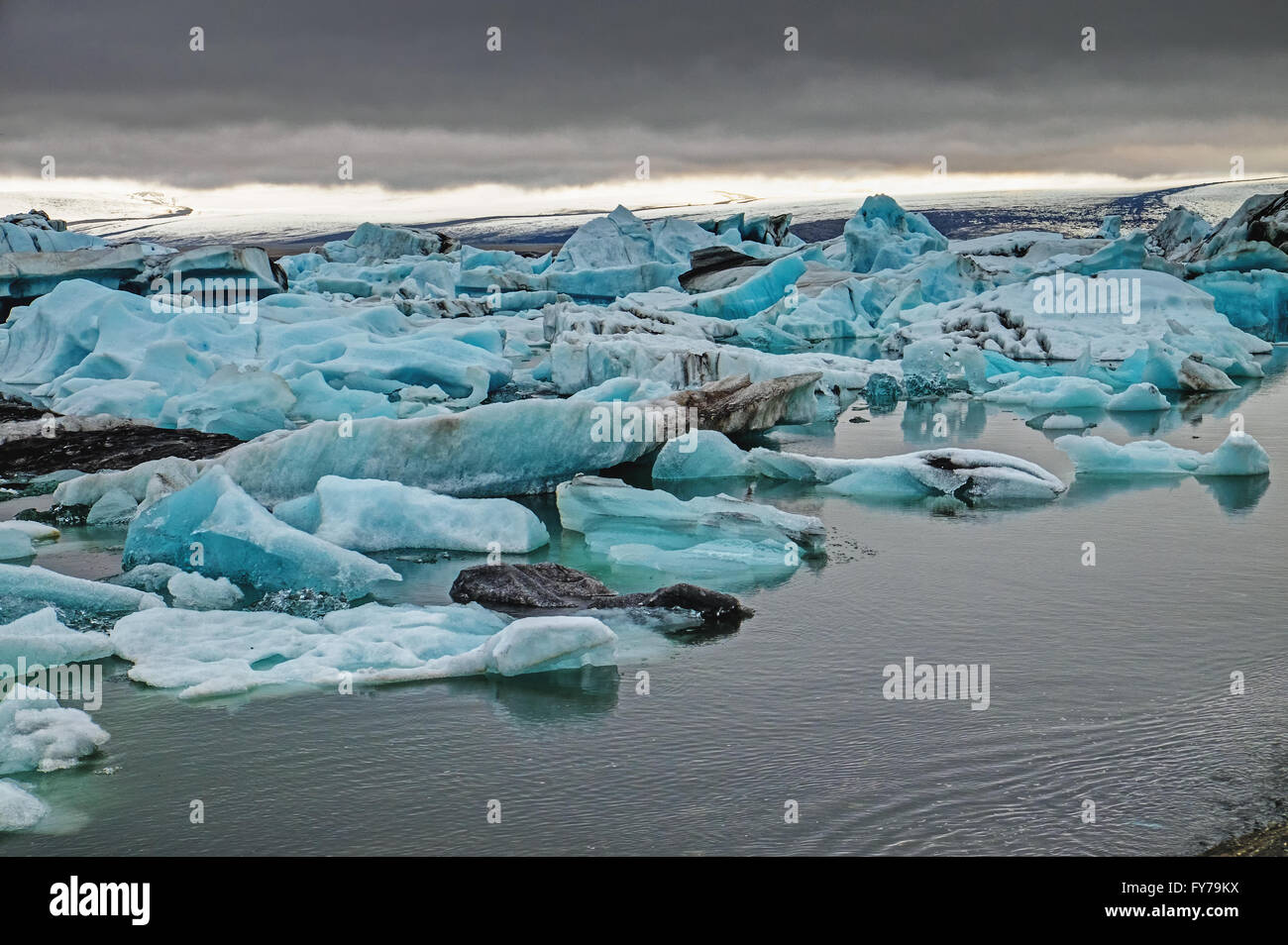 Il Jokulsarlon glaciar laguna in Islanda con nuvole scure Foto Stock