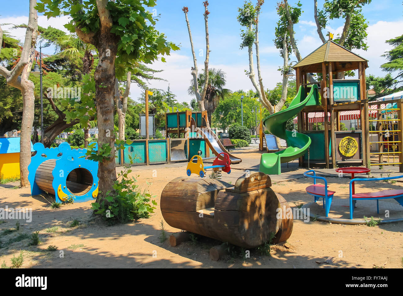 Svuotare il parco giochi per i bambini nel parco della città. Vada, Italia Foto Stock