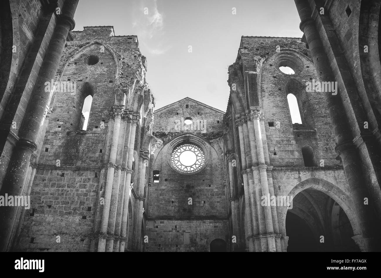 Chiesa scoperchiata in bianco e nero Foto Stock