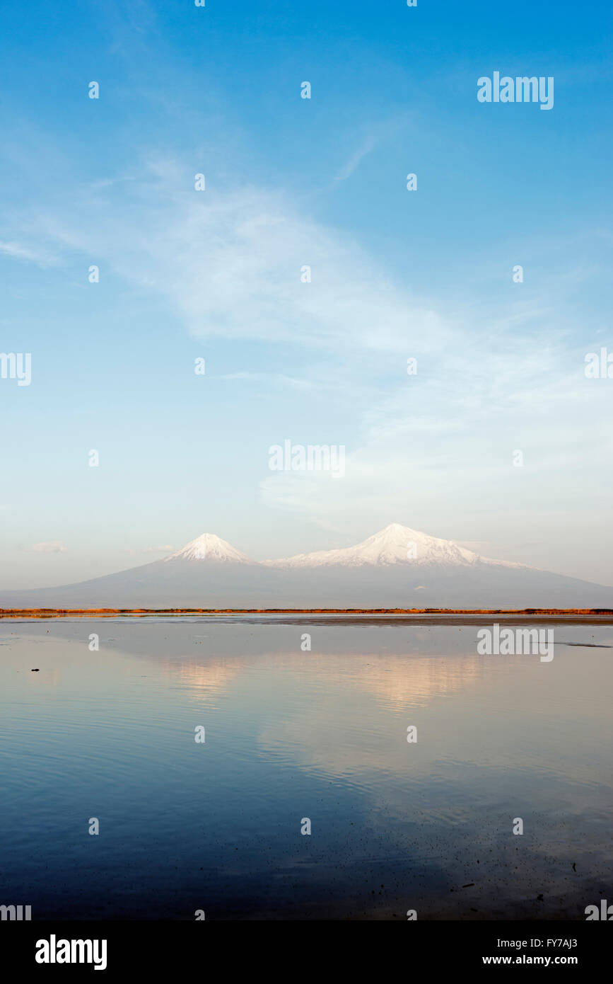 Eurasia, regione del Caucaso, dell'Armenia, il monte Ararat (5137m), la montagna più alta in Turchia fotografata da Armenia Foto Stock