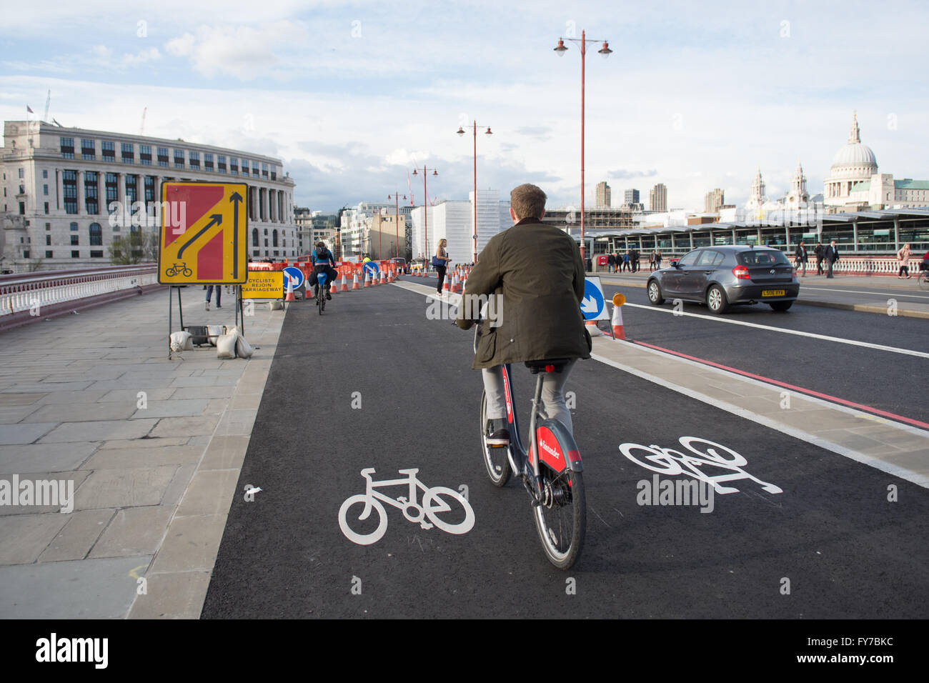 I ciclisti utilizzando il nuovo ciclo TfL Superstrada in costruzione su Blackfriars Bridge di Londra centrale. Foto Stock