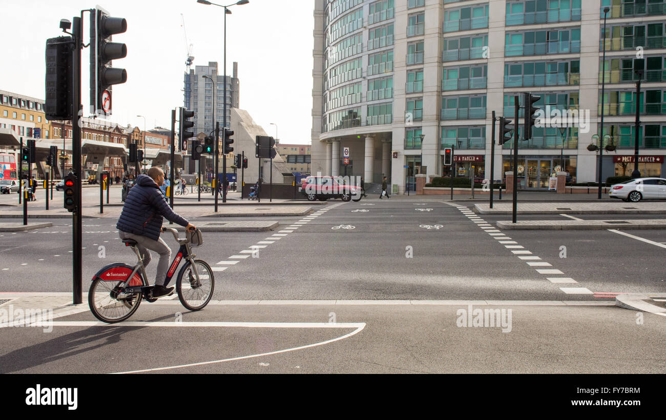 Londra, Inghilterra - Aprile 2, 2016: Un ciclista tramite il nuovo ciclo aperto superstrada a Vauxhall nel centro di Londra. Foto Stock
