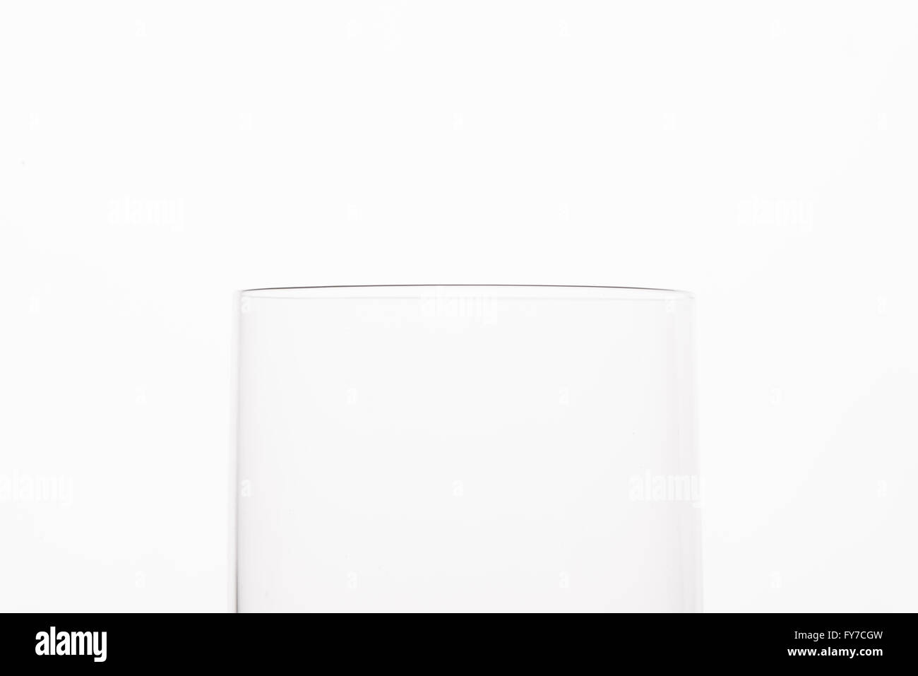 Vuoto bicchiere con fondo bianco in stretta verso l'alto. Foto Stock