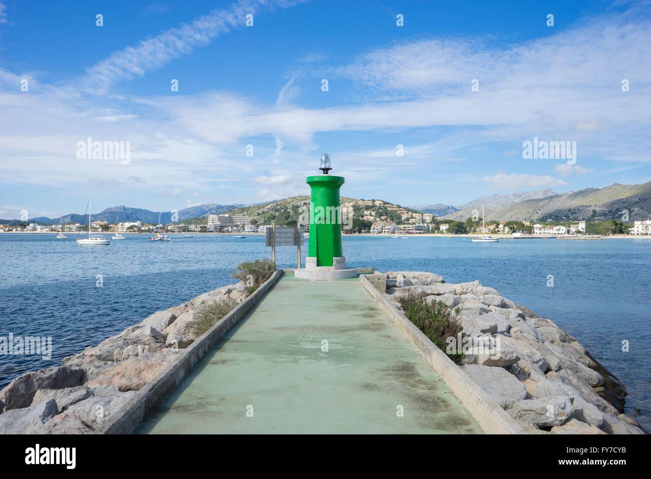 Passeggiata con mare calmo e piccolo faro Foto Stock