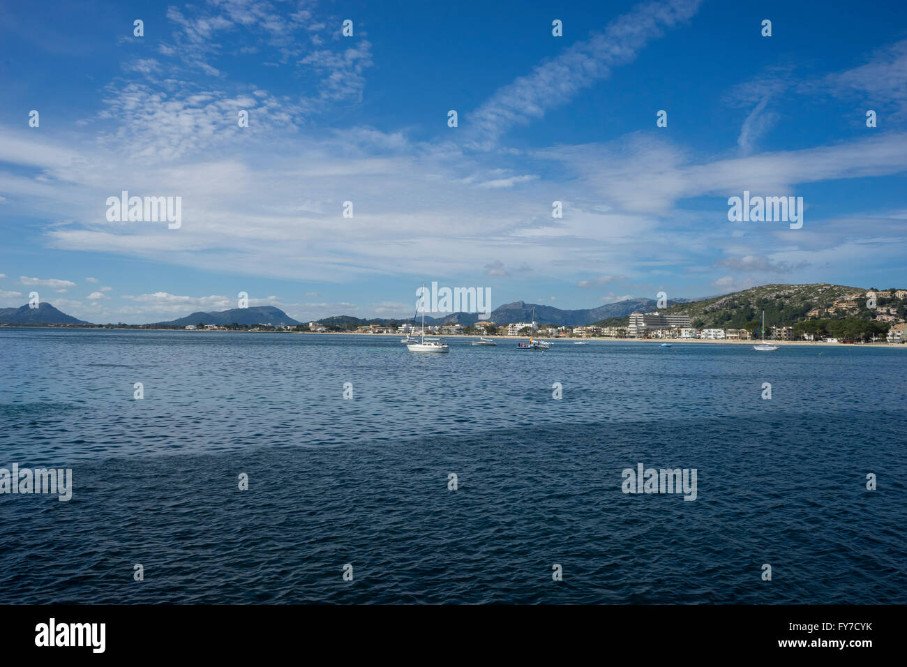 Mallorca spiaggia con cielo tempestoso, riva del mare senza persone Foto Stock