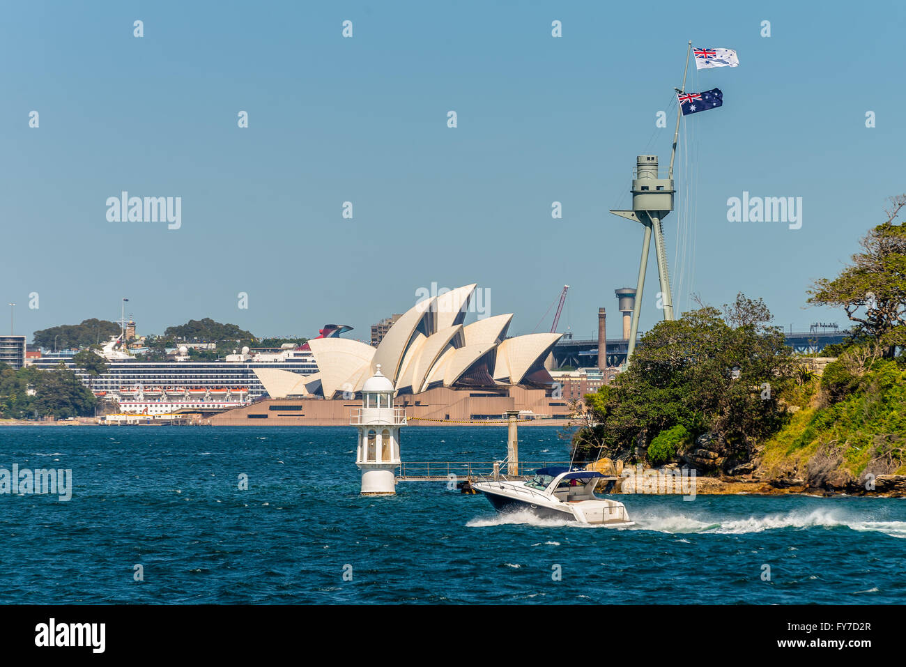 La Sydney Opera House e dal traghetto passando in Bradleys Head Lighthouse e HMAS Sydney memorial montante di sollevamento Foto Stock