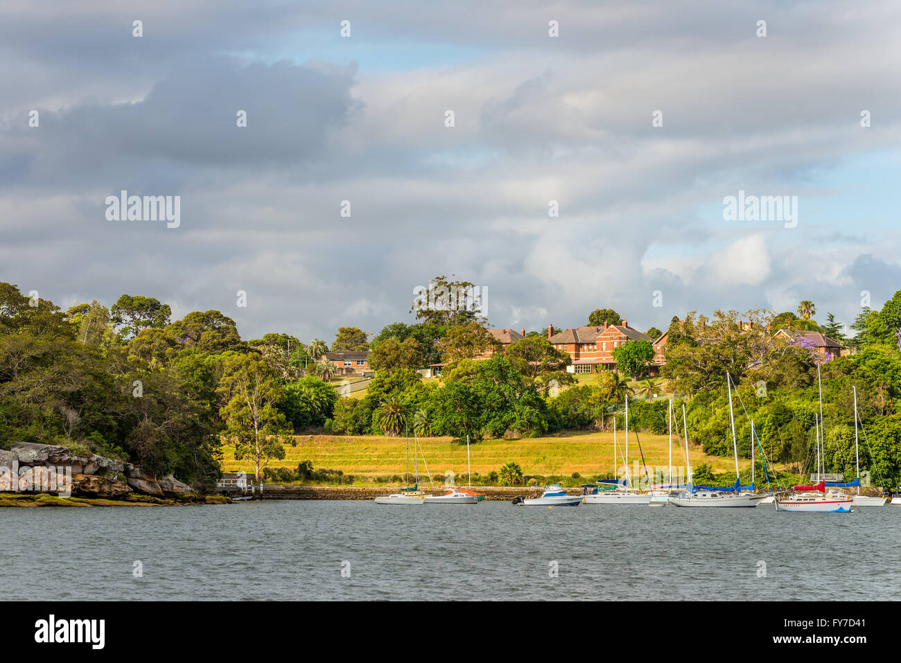 Palazzi sulle rive del fiume Parramatta in tempo nuvoloso, sobborgo di Sydney Foto Stock