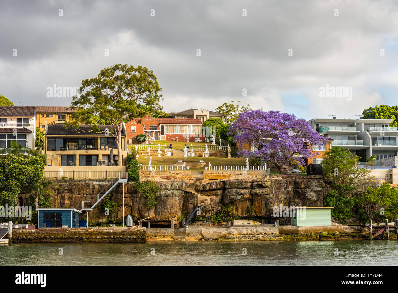 Il Chiswick waterfront case sulle rive del fiume Parramatta in tempo nuvoloso, Sydney Foto Stock