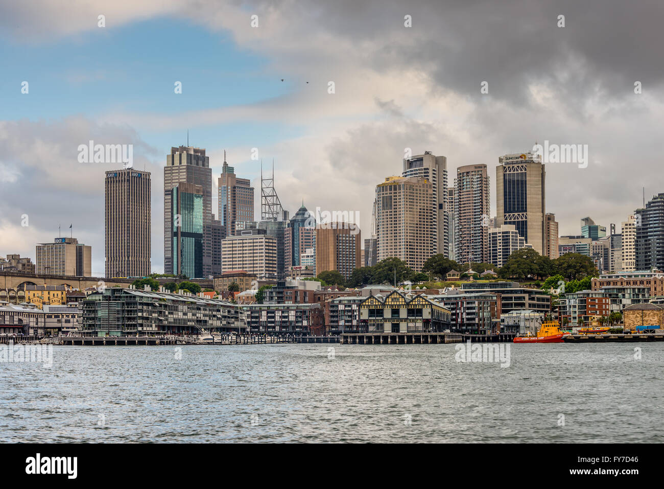 Osservando il CBD di Sydney dalla baia di Walsh in un giorno nuvoloso, Sydney, Nuovo Galles del Sud, Australia Foto Stock