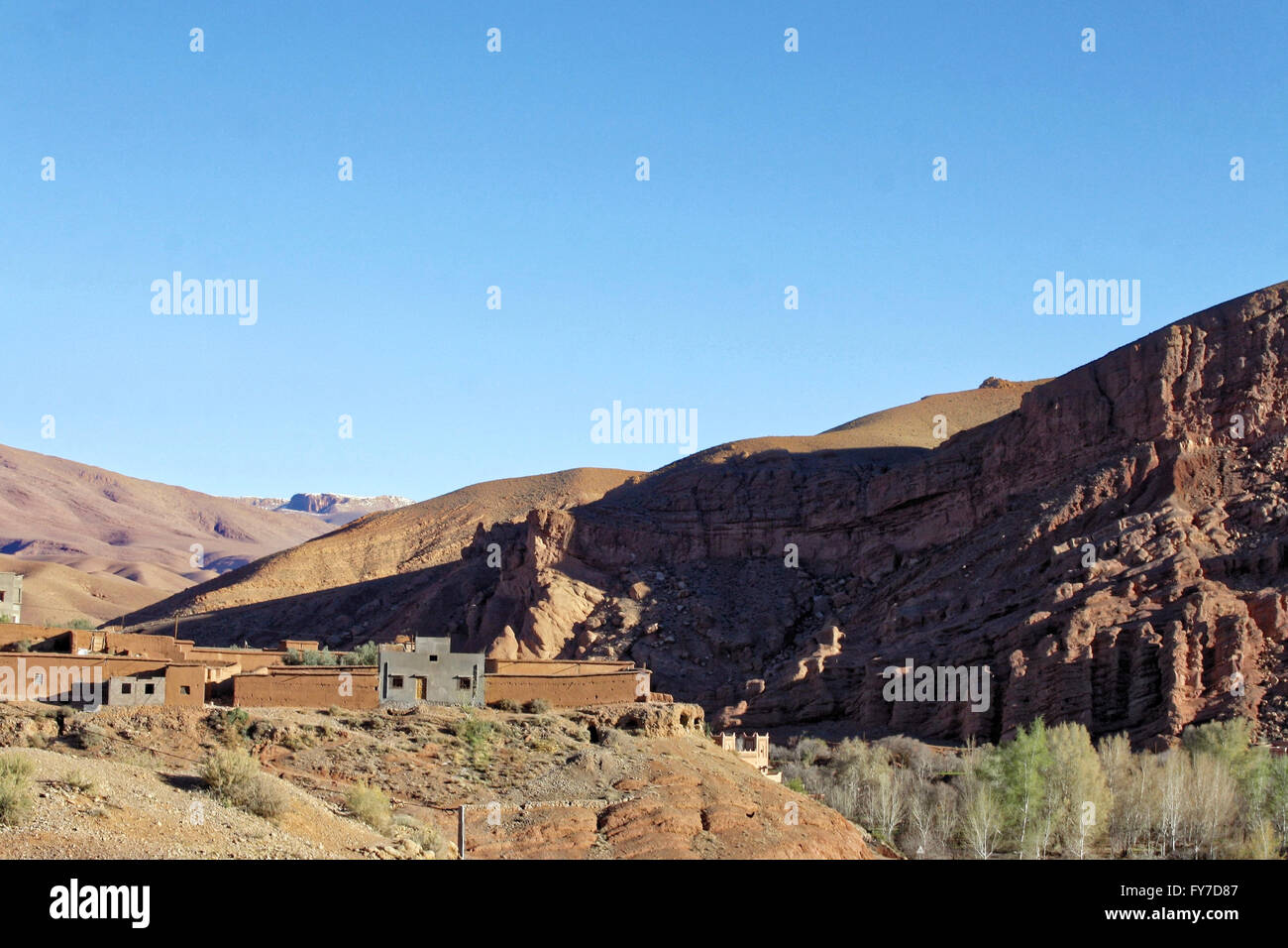 Case e paesaggio di mattina in una vallata nei pressi del fiume Dadès in Marocco. Foto Stock