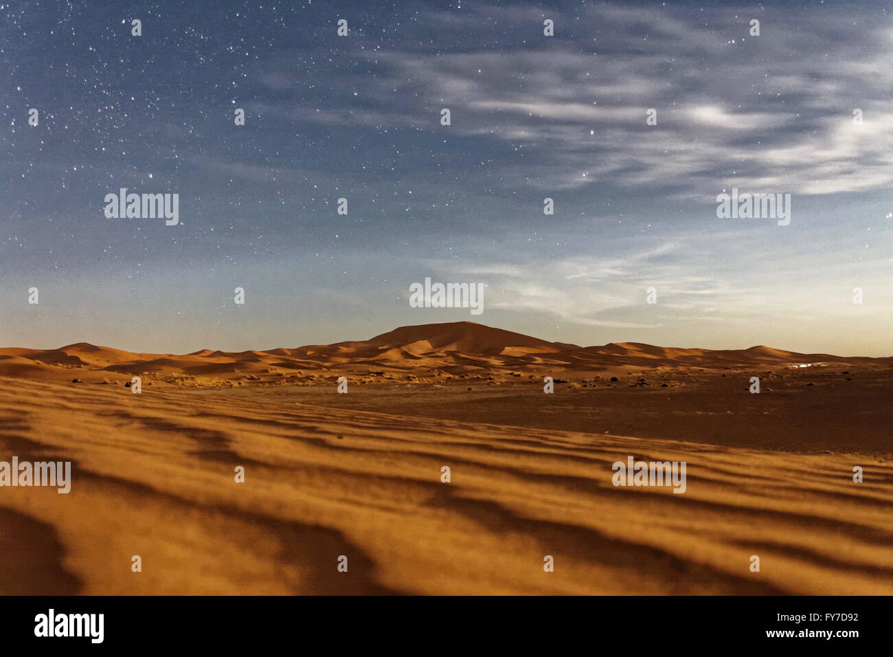 Lunga esposizione delle dune di sabbia di notte di Erg Chebbi deserto vicino a Merzouga in Marocco. Foto Stock