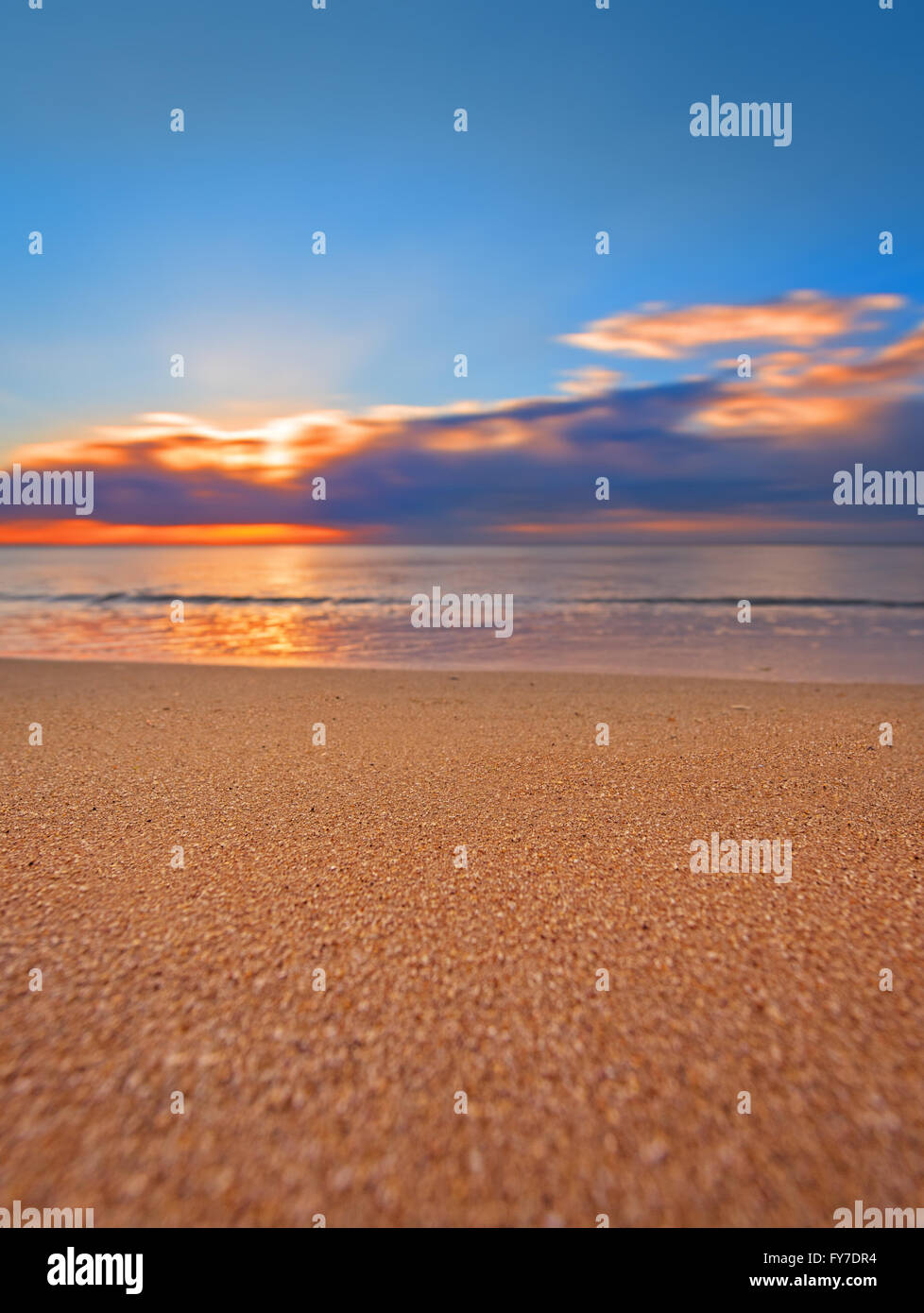 Sunrise oltre oceano. La natura della composizione. Foto Stock