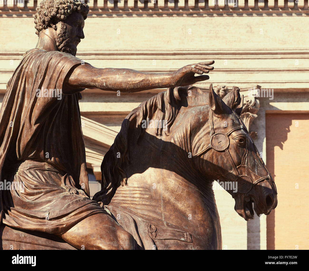 Replica statua equestre in bronzo di imperatore romano Marco Aurelio Piazza del Campidoglio a Roma Lazio Italia Europa Foto Stock