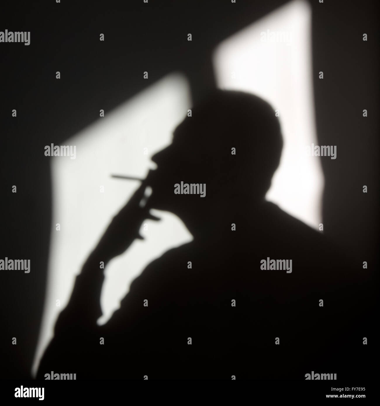 Sfocate fumatore maschio ombra indoor Foto Stock