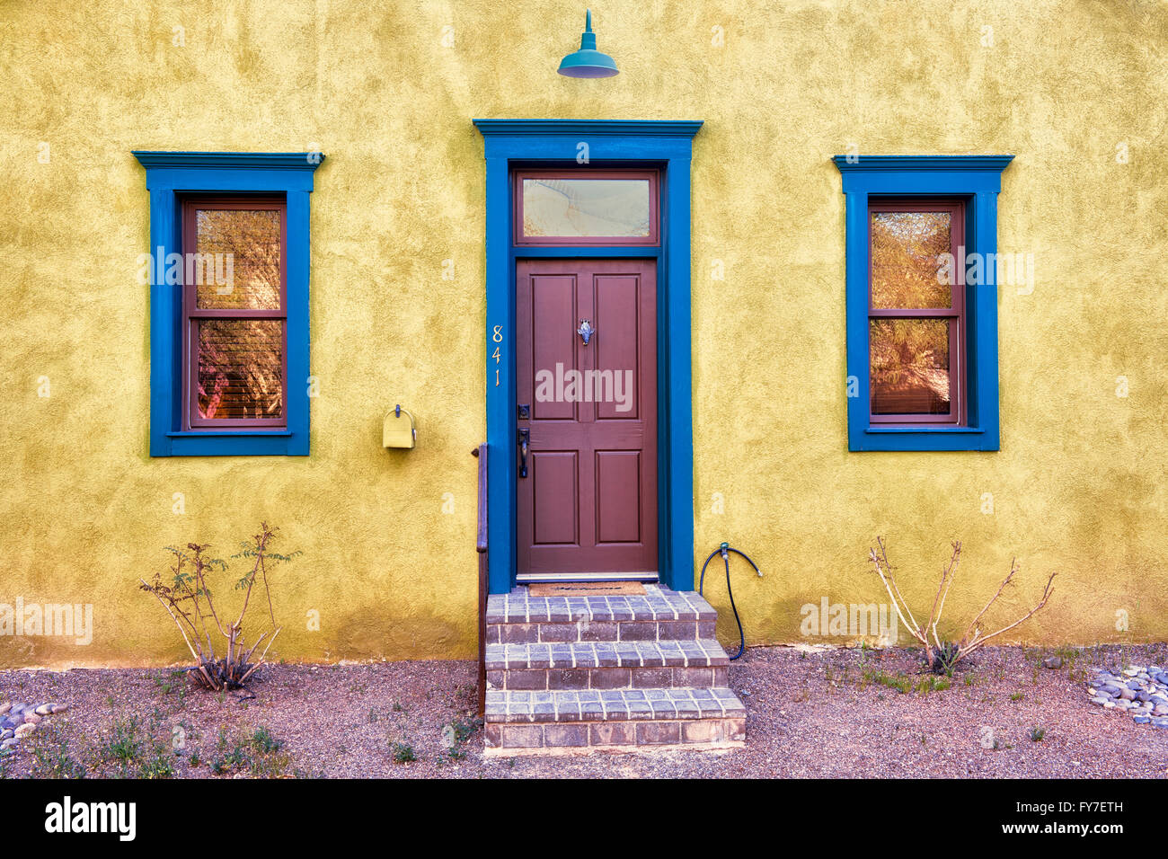 Colorata architettura inclusi portali e case di adobe trucco molto del Barrio storico distretto di Tucson, Arizona. Foto Stock