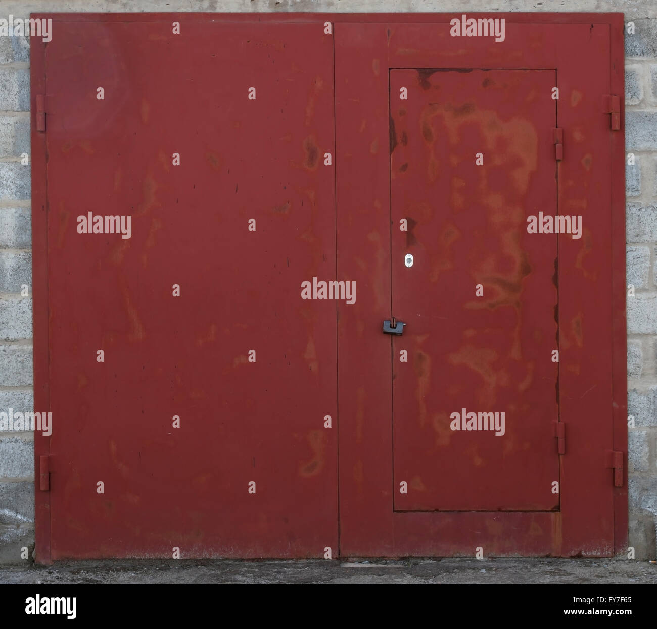 Il vecchio deposito di metallo porta Foto Stock