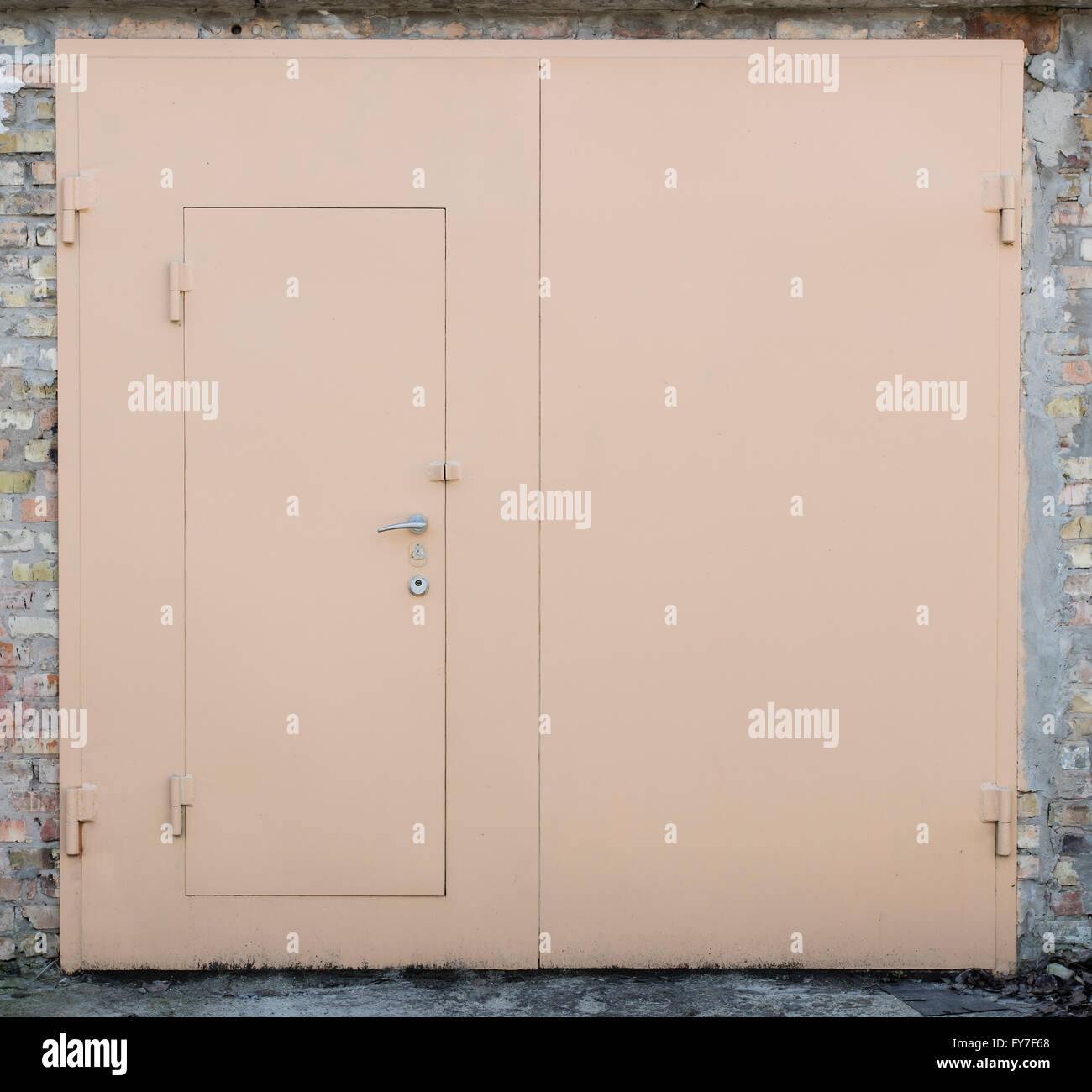 Il vecchio deposito di metallo porta Foto Stock