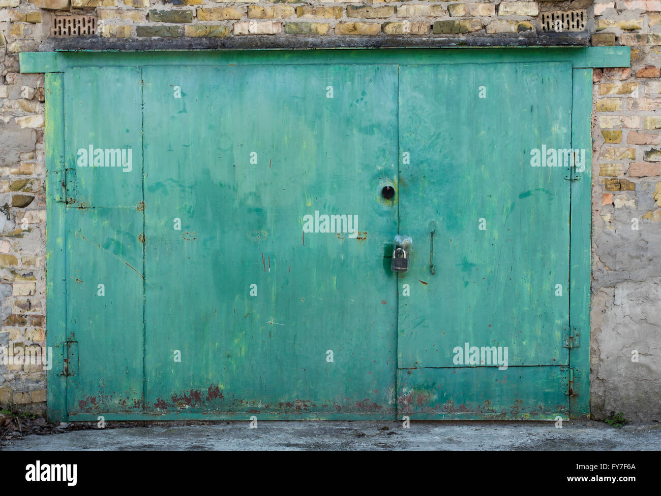 Il vecchio deposito di metallo porta Foto Stock