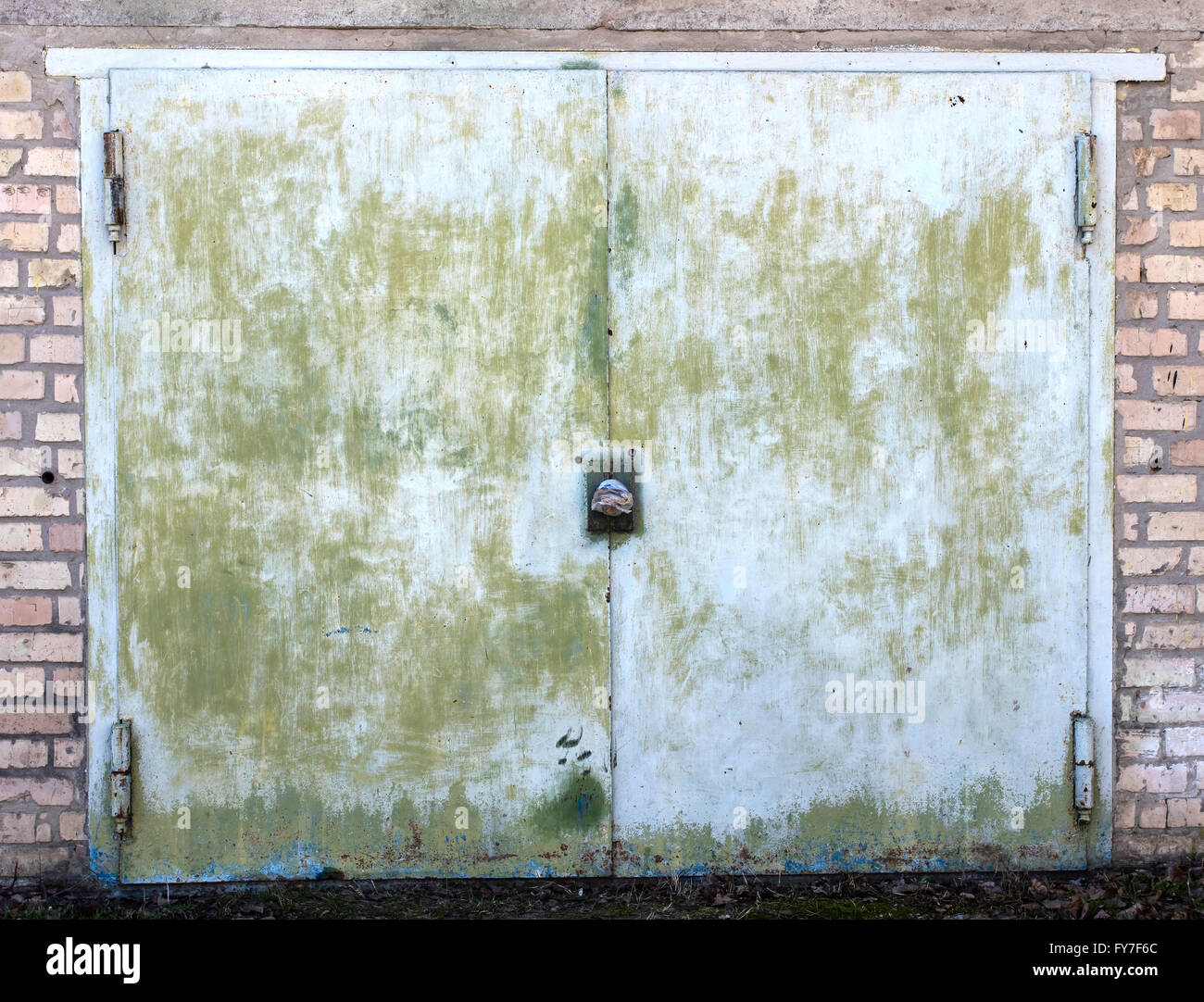 Il vecchio deposito di metallo porta Foto Stock