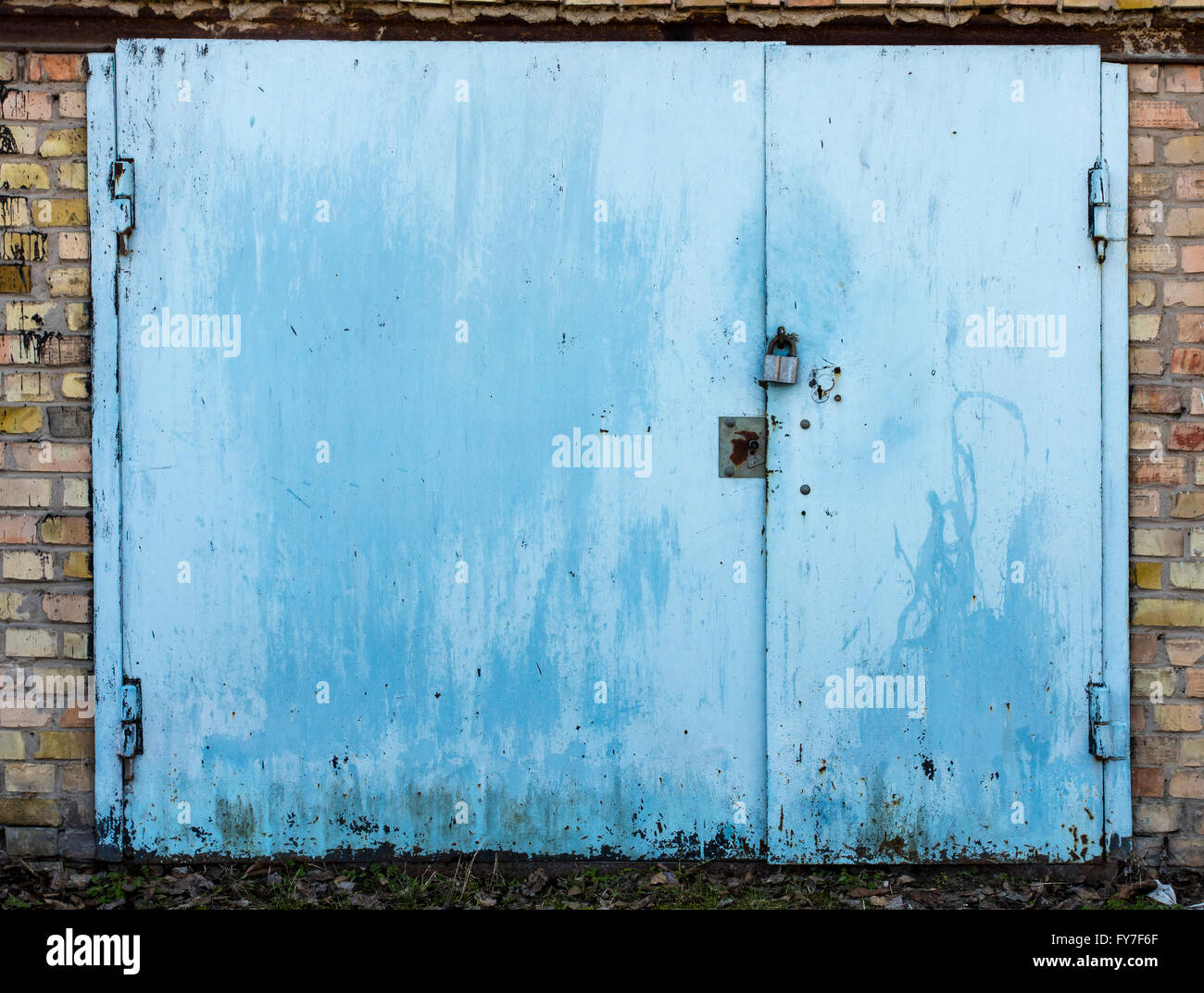 Il vecchio deposito di metallo porta Foto Stock