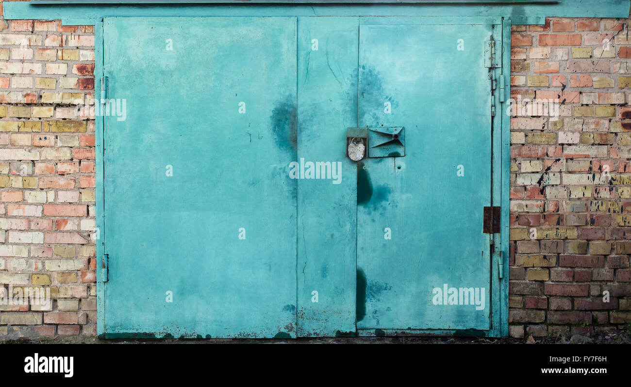 Il vecchio deposito di metallo porta Foto Stock
