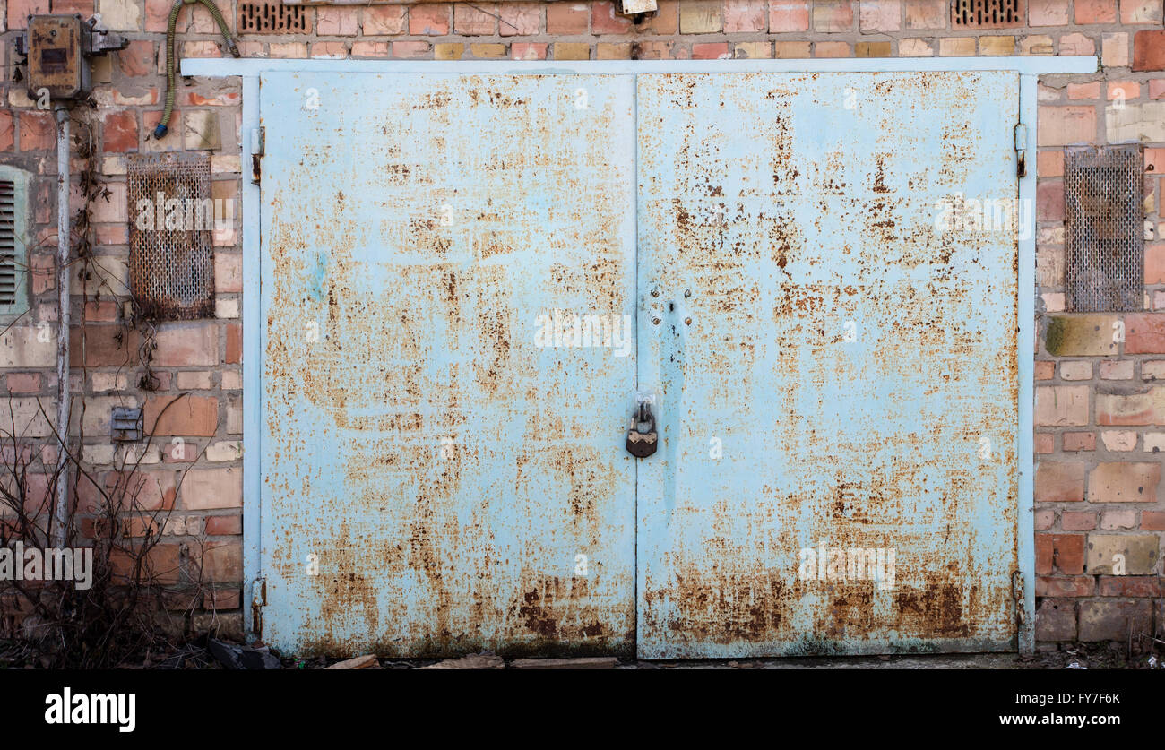 Il vecchio deposito di metallo porta Foto Stock