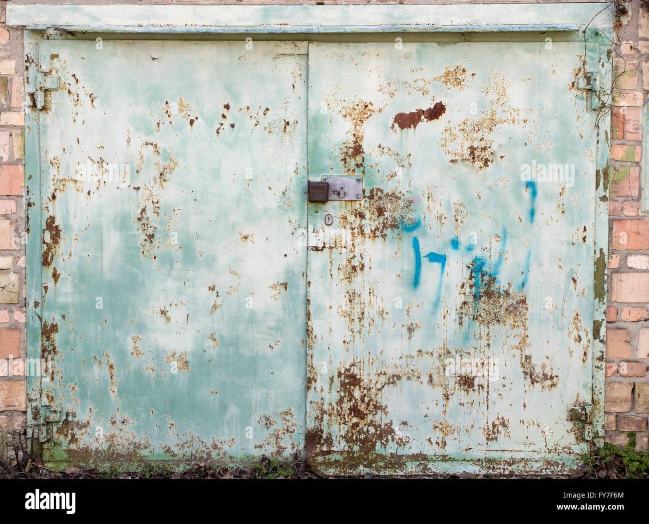 Il vecchio deposito di metallo porta Foto Stock